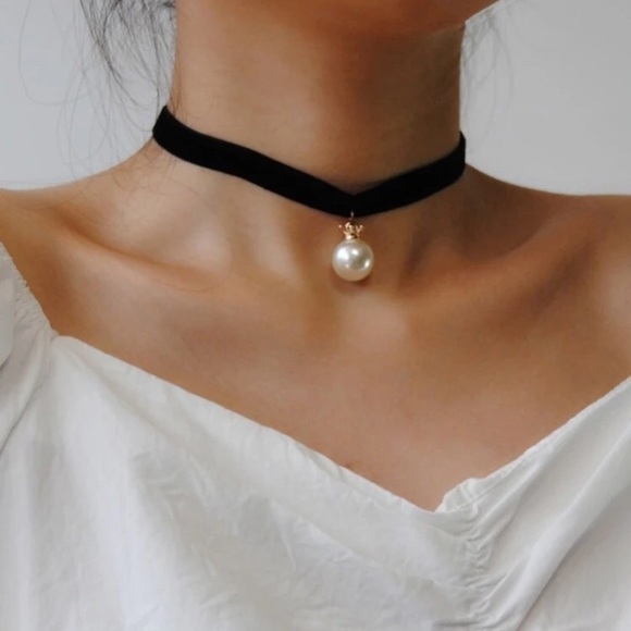 Kathrono Jewelry - 👑 Pretty faux pearl crown choker 👑